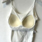 Cremefarbenes Pailletten Top Großhandel, Camisole mit Blütenmotiv aus goldenen Pailletten und Farbverlauf Stickerei in Grün und Blau, rosemodee.de