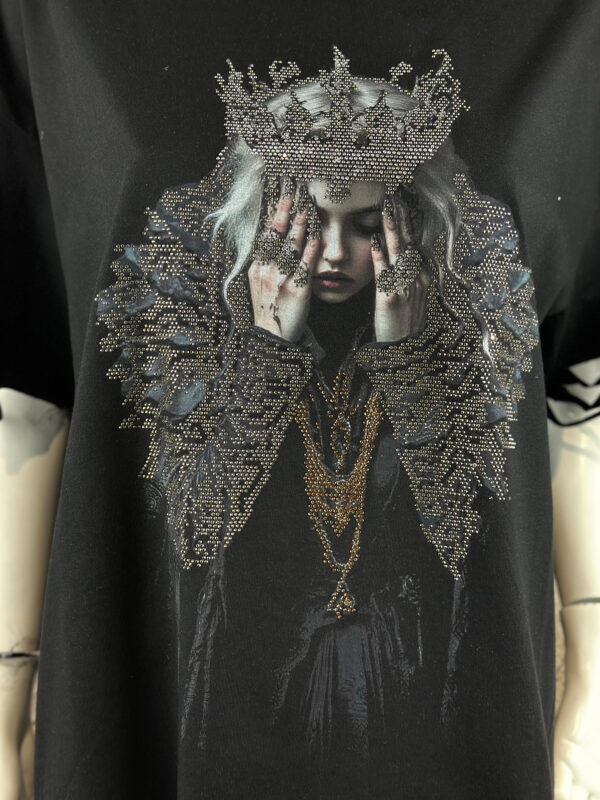 Dark Queen Strass Oversize Shirt Großhandel Lot 2 Stück – Gothic Damen Longshirt Schwarz (1) Dark Queen Strass Oversize Shirt Schwarz mit Gothic Print und hochwertigen Strassteinen