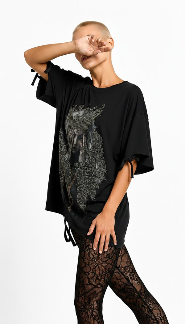 Dark Queen Strass Oversize Shirt Großhandel Lot 2 Stück – Gothic Damen Longshirt Schwarz (5) Dark Queen Strass Oversize Shirt Schwarz mit Gothic Print und hochwertigen Strassteinen