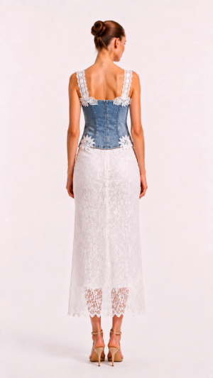 Denim Spitzen Zweiteiler Großhandel – Korsett-Top mit Cut-outs, Spitzenträgern, Blumenapplikationen und langer weißer Spitzenrock mit Schlitz – rosemodee.de
