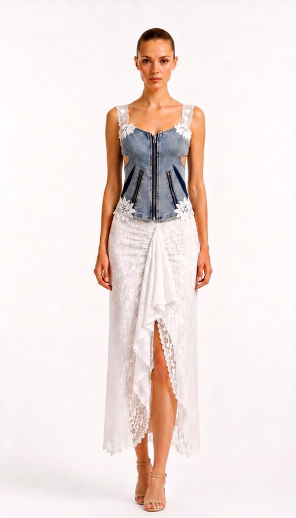 Denim Spitzen Zweiteiler Grosshandel (1) Denim Spitzen Zweiteiler Großhandel – Korsett-Top mit Cut-outs, Spitzenträgern, Blumenapplikationen und langer weißer Spitzenrock mit Schlitz – rosemodee.de