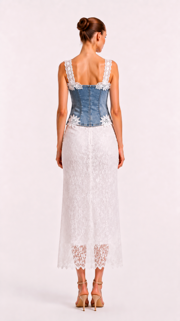 Denim Spitzen Zweiteiler Grosshandel (1) Denim Spitzen Zweiteiler Großhandel – Korsett-Top mit Cut-outs, Spitzenträgern, Blumenapplikationen und langer weißer Spitzenrock mit Schlitz – rosemodee.de