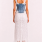 Denim Spitzen Zweiteiler Großhandel – Korsett-Top mit Cut-outs, Spitzenträgern, Blumenapplikationen und langer weißer Spitzenrock mit Schlitz – rosemodee.de