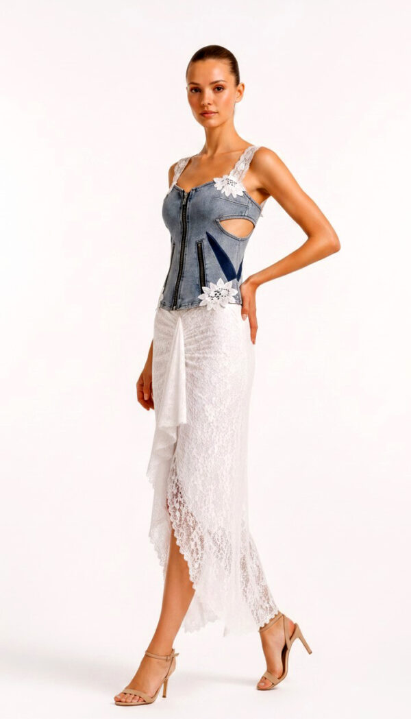 Denim Spitzen Zweiteiler Grosshandel (2) Denim Spitzen Zweiteiler Großhandel – Korsett-Top mit Cut-outs, Spitzenträgern, Blumenapplikationen und langer weißer Spitzenrock mit Schlitz – rosemodee.de