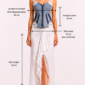 Denim Spitzen Zweiteiler Großhandel – Korsett-Top mit Cut-outs, Spitzenträgern, Blumenapplikationen und langer weißer Spitzenrock mit Schlitz – rosemodee.de