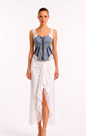 Denim Spitzen Zweiteiler Großhandel – Korsett-Top mit Cut-outs, Spitzenträgern, Blumenapplikationen und langer weißer Spitzenrock mit Schlitz – rosemodee.de