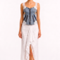 Denim Spitzen Zweiteiler Großhandel – Korsett-Top mit Cut-outs, Spitzenträgern, Blumenapplikationen und langer weißer Spitzenrock mit Schlitz – rosemodee.de