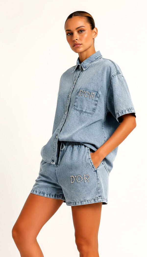 Denim Zweiteiler Großhandel Damen (1) Denim Zweiteiler Großhandel Damen – Oversize Acid-Wash-Jeanshemd mit „D'OR"-Steinapplikation und passende Denim-Shorts mit Gummibund – rosemodee.de