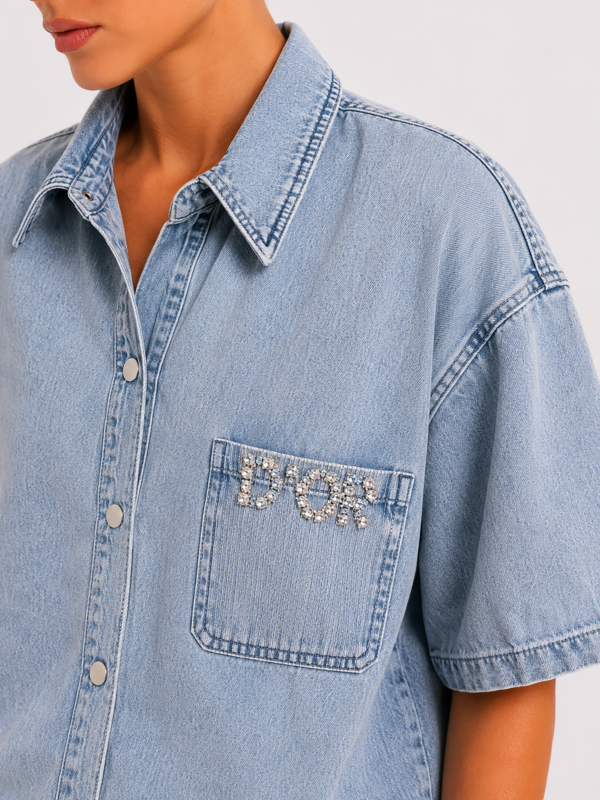 Denim Zweiteiler Großhandel Damen (1) Denim Zweiteiler Großhandel Damen – Oversize Acid-Wash-Jeanshemd mit „D'OR"-Steinapplikation und passende Denim-Shorts mit Gummibund – rosemodee.de
