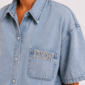 Denim Zweiteiler Großhandel Damen – Oversize Acid-Wash-Jeanshemd mit „D'OR"-Steinapplikation und passende Denim-Shorts mit Gummibund – rosemodee.de