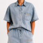Denim Zweiteiler Großhandel Damen – Oversize Acid-Wash-Jeanshemd mit „D'OR"-Steinapplikation und passende Denim-Shorts mit Gummibund – rosemodee.de