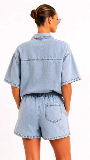 Denim Zweiteiler Großhandel Damen – Oversize Acid-Wash-Jeanshemd mit „D'OR"-Steinapplikation und passende Denim-Shorts mit Gummibund – rosemodee.de