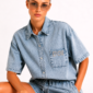 Denim Zweiteiler Großhandel Damen – Oversize Acid-Wash-Jeanshemd mit „D'OR"-Steinapplikation und passende Denim-Shorts mit Gummibund – rosemodee.de