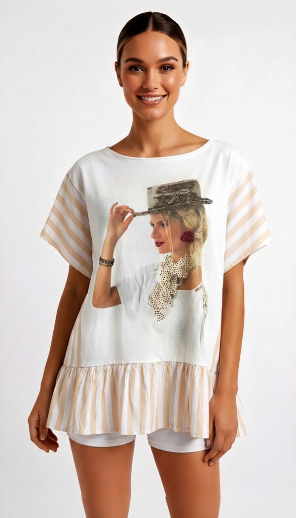 Elegantes Oversize Shirt mit Fashion Lady Print, Strassdetails und Streifenvolant Beige-Weiß (2) Elegantes Oversize Shirt mit Fashion Lady Print und Strassdetails in Beige-Weiß
