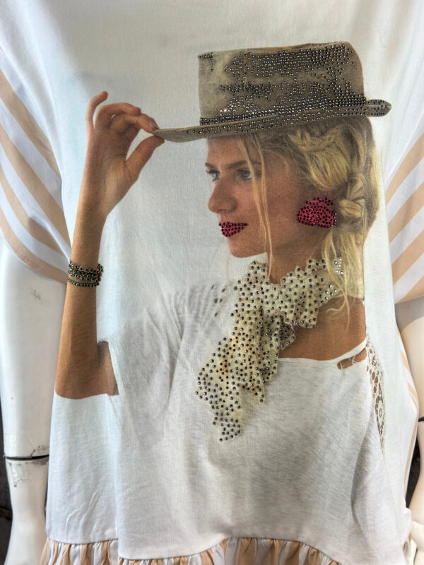 Elegantes Oversize Shirt mit Fashion Lady Print, Strassdetails und Streifenvolant Beige-Weiß (3) Elegantes Oversize Shirt mit Fashion Lady Print und Strassdetails in Beige-Weiß