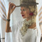 Elegantes Oversize Shirt mit Fashion Lady Print und Strassdetails in Beige-Weiß
