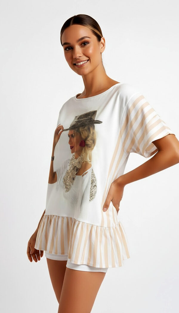 Elegantes Oversize Shirt mit Fashion Lady Print, Strassdetails und Streifenvolant Beige-Weiß (5) Elegantes Oversize Shirt mit Fashion Lady Print und Strassdetails in Beige-Weiß