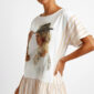 Elegantes Oversize Shirt mit Fashion Lady Print und Strassdetails in Beige-Weiß