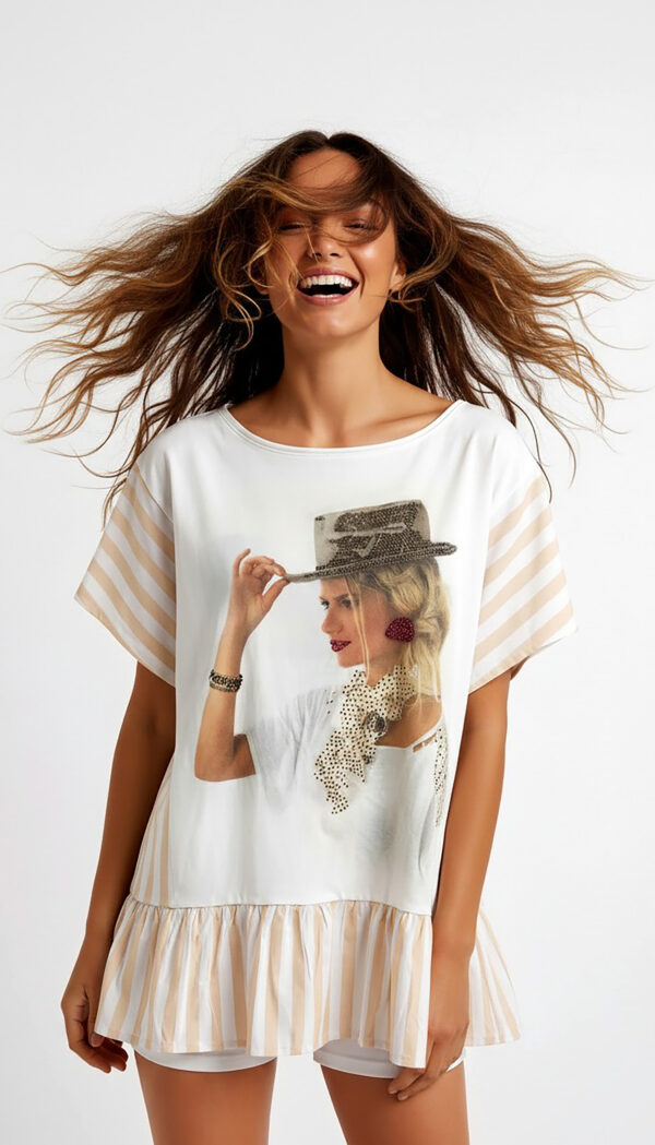 Elegantes Oversize Shirt mit Fashion Lady Print, Strassdetails und Streifenvolant Beige-Weiß (7) Elegantes Oversize Shirt mit Fashion Lady Print und Strassdetails in Beige-Weiß