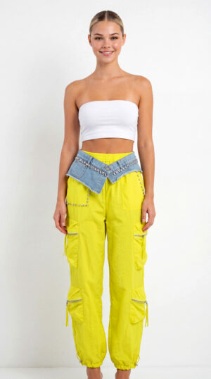 Gelbe Cargohose Großhandel, Regenstoff Hose mit Denim Applikation, Strassbesatz und Cargotaschen, 3er Lot M bis XL, rosemodee.de