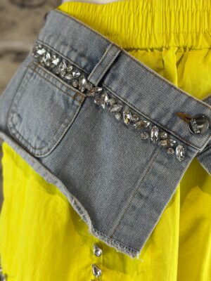 Gelbe Cargohose Großhandel, Jeans Applikation mit Strassbesatz (8) Gelbe Cargohose Großhandel, Regenstoff Hose mit Denim Applikation, Strassbesatz und Cargotaschen, 3er Lot M bis XL, rosemodee.de