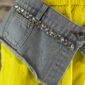Gelbe Cargohose Großhandel, Regenstoff Hose mit Denim Applikation, Strassbesatz und Cargotaschen, 3er Lot M bis XL, rosemodee.de