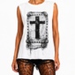 Gothic Tank Top Großhandel – Weißes Muscle-Tank mit schwarzem Kreuz-Digitalprint, Nieten-Rahmen-Motiv und vollflächigem Strassstein-Besatz vorne – rosemodee.de