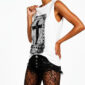 Gothic Tank Top Großhandel – Weißes Muscle-Tank mit schwarzem Kreuz-Digitalprint, Nieten-Rahmen-Motiv und vollflächigem Strassstein-Besatz vorne – rosemodee.de