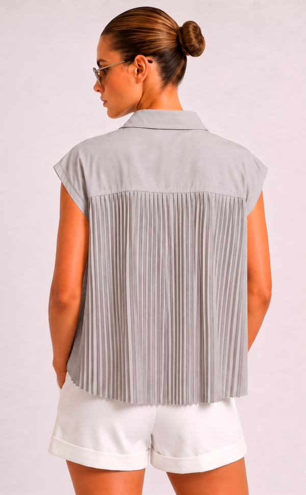 Graues Spitzenhemd Großhandel (3) Graues Spitzenhemd Großhandel – Transparente Blumenspitze vorne, Kristallsteinbesatz an Kragen und Cep-Klappen, vollständig plissierter grauer Rücken – rosemodee.de