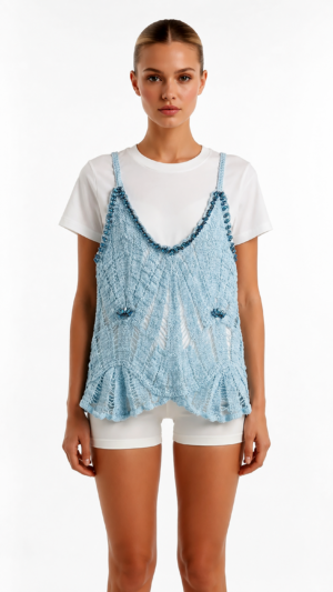 Hellblaue Häkelweste Großhandel mit Kristallträgern, Steinapplikationen und Volant-Saum im Boho-Stil – rosemodee.de