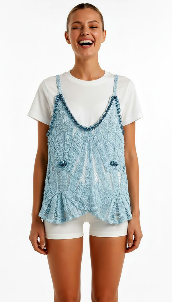 Hellblaue Häkelweste Grosshandel (1) Hellblaue Häkelweste Großhandel mit Kristallträgern, Steinapplikationen und Volant-Saum im Boho-Stil – rosemodee.de