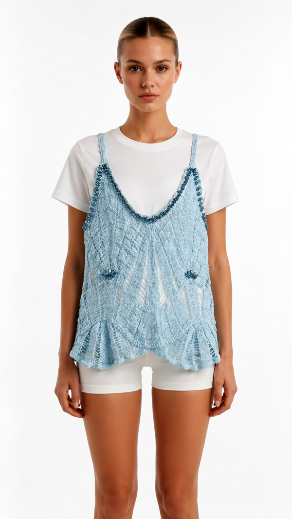 Hellblaue Häkelweste Grosshandel (1) Hellblaue Häkelweste Großhandel mit Kristallträgern, Steinapplikationen und Volant-Saum im Boho-Stil – rosemodee.de
