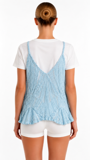 Hellblaue Häkelweste Großhandel mit Kristallträgern, Steinapplikationen und Volant-Saum im Boho-Stil – rosemodee.de