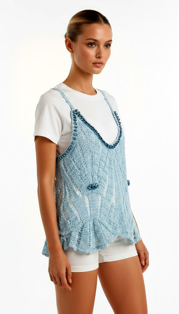 Hellblaue Häkelweste Grosshandel (2) Hellblaue Häkelweste Großhandel mit Kristallträgern, Steinapplikationen und Volant-Saum im Boho-Stil – rosemodee.de