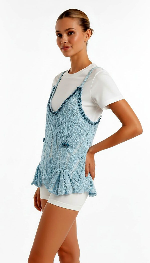 Hellblaue Häkelweste Grosshandel (3) Hellblaue Häkelweste Großhandel mit Kristallträgern, Steinapplikationen und Volant-Saum im Boho-Stil – rosemodee.de