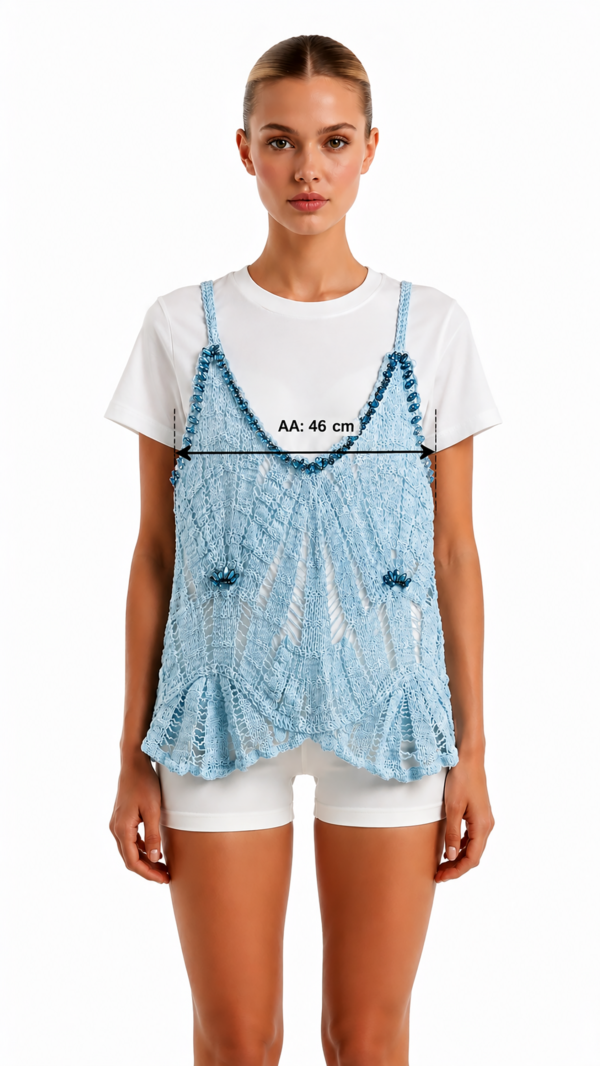Hellblaue Häkelweste Grosshandel (3) Hellblaue Häkelweste Großhandel mit Kristallträgern, Steinapplikationen und Volant-Saum im Boho-Stil – rosemodee.de