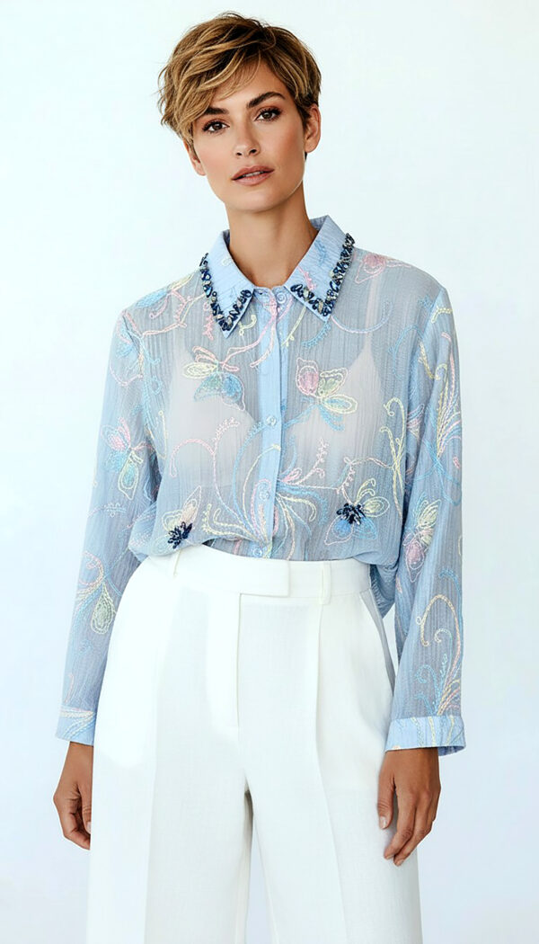 Hellblaue Oversize Damen Bluse mit Strass Kragen und Schmetterling Stickerei Großhandel (7) Hellblaue Damen Bluse mit Strass Kragen und Schmetterling Stickerei Großhandel