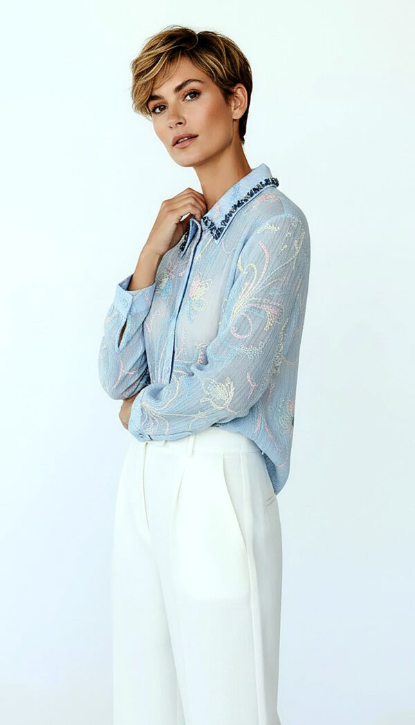 Hellblaue Oversize Damen Bluse mit Strass Kragen und Schmetterling Stickerei Großhandel (9) Hellblaue Damen Bluse mit Strass Kragen und Schmetterling Stickerei Großhandel