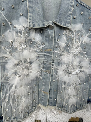 Hellblaue Oversize Damen Jeansweste mit Strass Hellblaue Oversize Damen Jeansweste mit Strass und Spitzenapplikation Großhandel