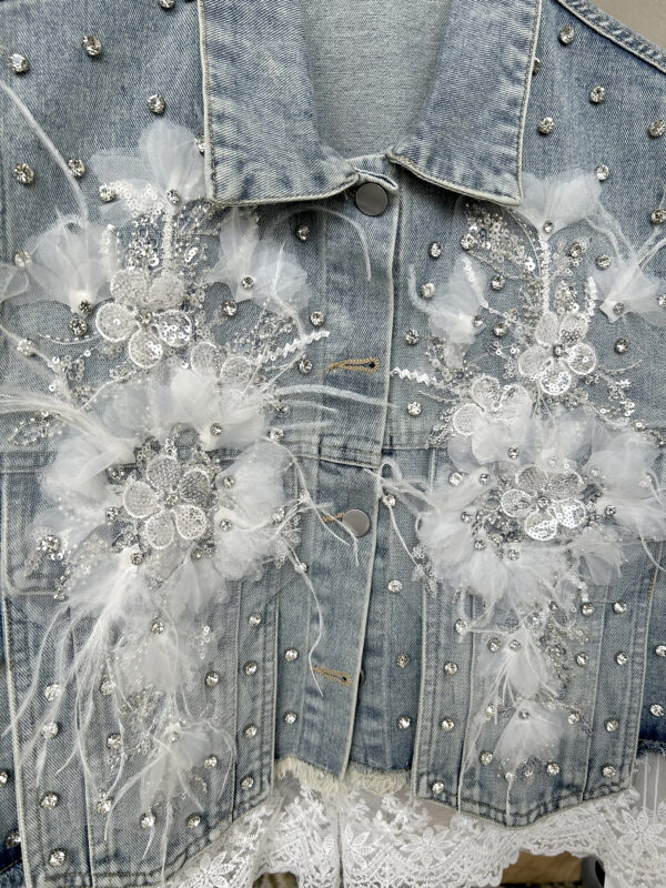 Hellblaue Oversize Damen Jeansweste mit Strass Hellblaue Oversize Damen Jeansweste mit Strass und Spitzenapplikation Großhandel