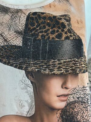 Hutmotiv Tunikakleid Großhandel, Fotoprint mit Strassdetails und Taschen (4) Hutmotiv Tunikakleid Großhandel, fotorealistischer Print mit Strasshut, Spitzenschal und Leopardensaum, rosemodee.de