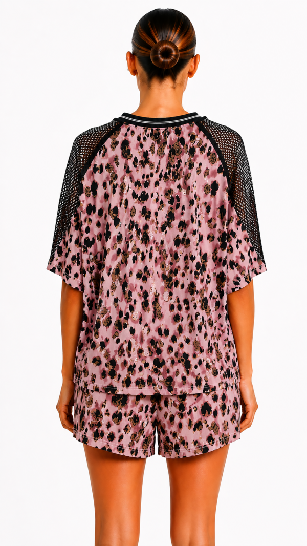 Leoparden Zweiteiler Großhandel, Tiger Strassmotiv mit Netzärmeln (1) Leoparden Zweiteiler Großhandel, Oversize T-Shirt mit Tiger Strassmotiv und Netzärmeln, passende Shorts im Leopardenprint, rosemodee.de