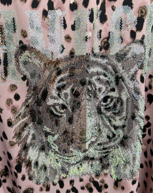 Leoparden Zweiteiler Großhandel, Tiger Strassmotiv mit Netzärmeln (2) Leoparden Zweiteiler Großhandel, Oversize T-Shirt mit Tiger Strassmotiv und Netzärmeln, passende Shorts im Leopardenprint, rosemodee.de