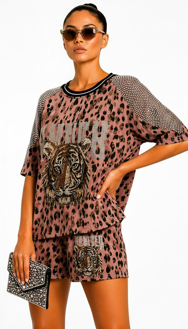 Leoparden Zweiteiler Großhandel, Tiger Strassmotiv mit Netzärmeln (6) Leoparden Zweiteiler Großhandel, Oversize T-Shirt mit Tiger Strassmotiv und Netzärmeln, passende Shorts im Leopardenprint, rosemodee.de