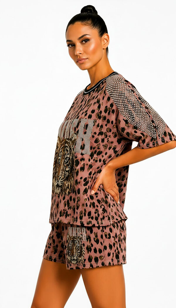 Leoparden Zweiteiler Großhandel, Tiger Strassmotiv mit Netzärmeln (7) Leoparden Zweiteiler Großhandel, Oversize T-Shirt mit Tiger Strassmotiv und Netzärmeln, passende Shorts im Leopardenprint, rosemodee.de