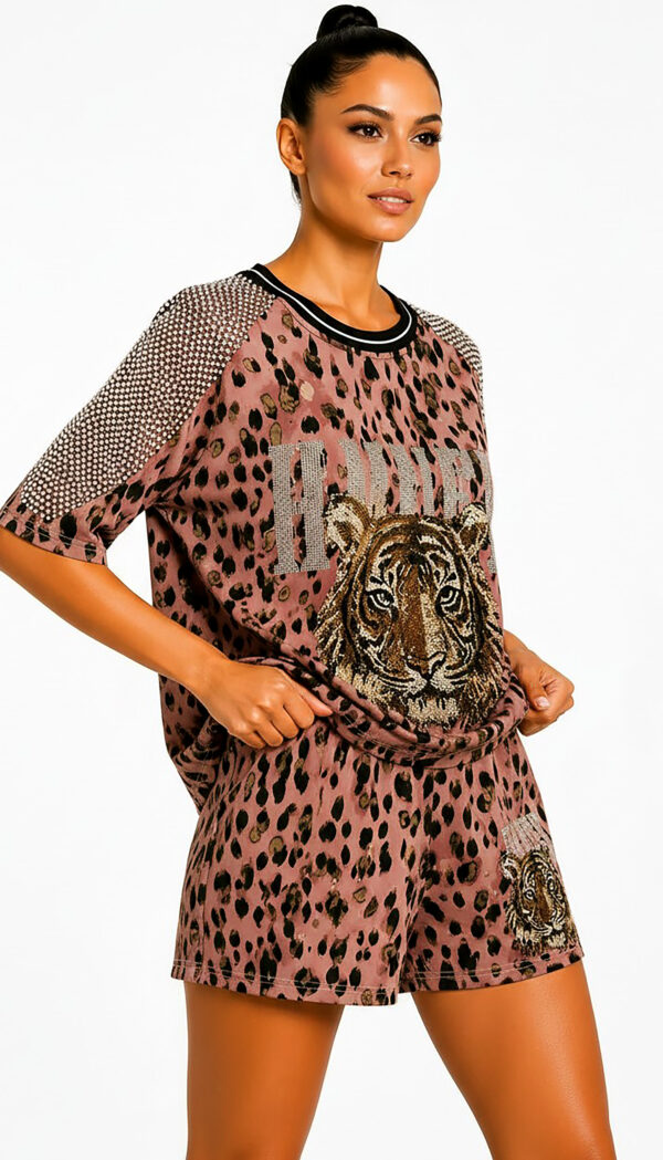 Leoparden Zweiteiler Großhandel, Tiger Strassmotiv mit Netzärmeln (8) Leoparden Zweiteiler Großhandel, Oversize T-Shirt mit Tiger Strassmotiv und Netzärmeln, passende Shorts im Leopardenprint, rosemodee.de