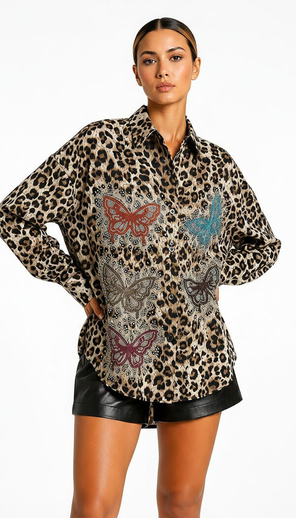 Leopardenhemd Großhandel, Oversize mit Strass Schmetterlingen (1) Leopardenhemd Großhandel, Oversize Hemd mit Strass Schmetterlingen im Leopardenprint, rosemodee.de