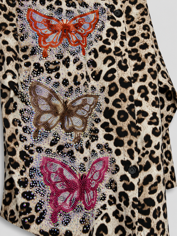 Leopardenhemd Großhandel, Oversize mit Strass Schmetterlingen (2) Leopardenhemd Großhandel, Oversize Hemd mit Strass Schmetterlingen im Leopardenprint, rosemodee.de