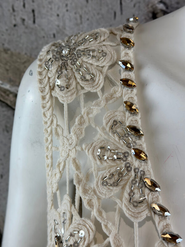Luxury Boho Häkel Top in Naturbeige mit Perlen, Pailletten und hochwertigen Strassteinen im Ibiza Style (7) Luxury Boho Häkel Top in Naturbeige mit Perlen, Pailletten und hochwertigen Strassteinen im Ibiza Style