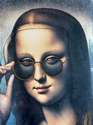Mona Lisa Tunikakleid Großhandel, Acid Wash mit Strassdetail (4) Mona Lisa Tunikakleid Großhandel, Acid Wash mit modern interpretiertem Kunstprint, Strassbrille und Rosentattoo, rosemodee.de